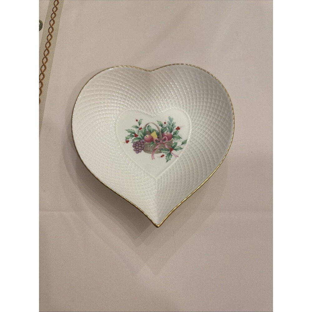 VTG MIKASA “Christmas Spirit” Ivory Bone China 6.5” Heart Shaped Dish, EUC